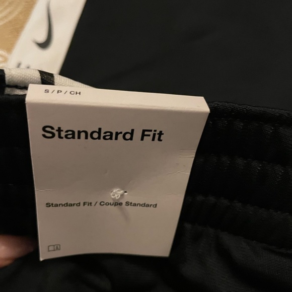 New Girls' Nike Crop Jacket and Pants Set – Where Style Meets Comfort - Picture 5 of 7